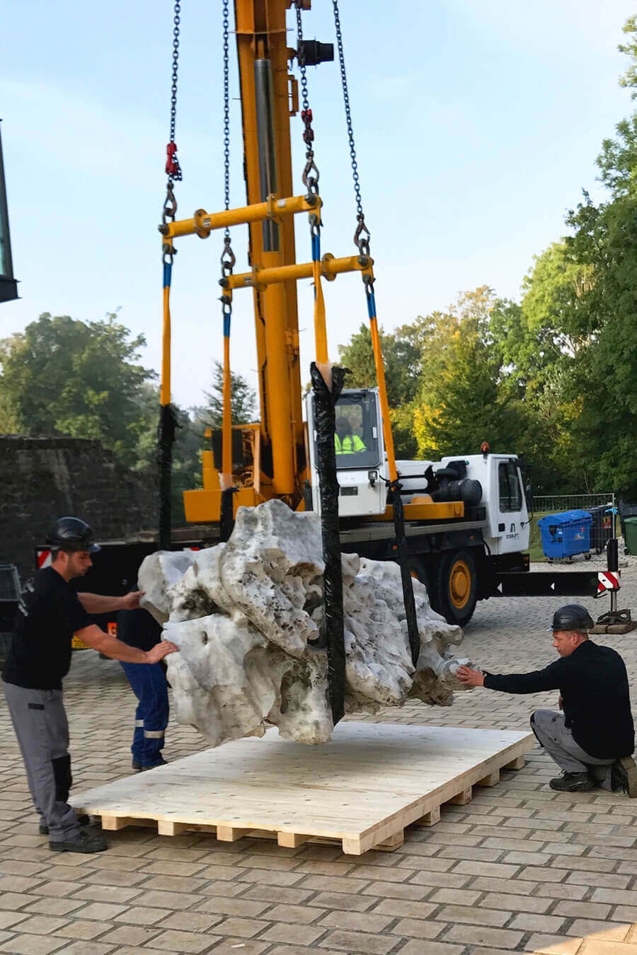 AllPack Services réalise la manutention d’une pierre de 4,2 tonnes